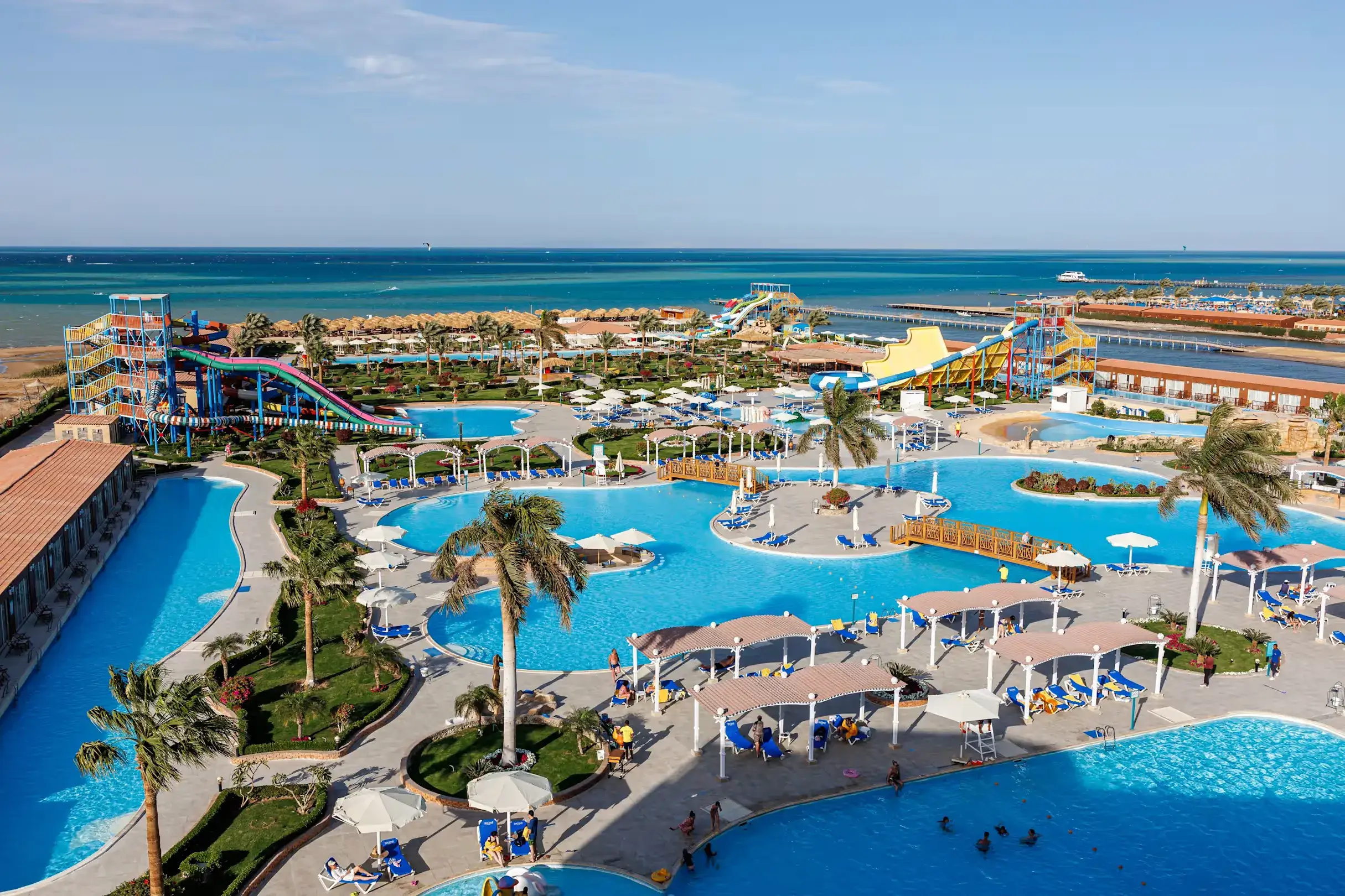 Blick von Oben auf eine Pool- und Strandanlage