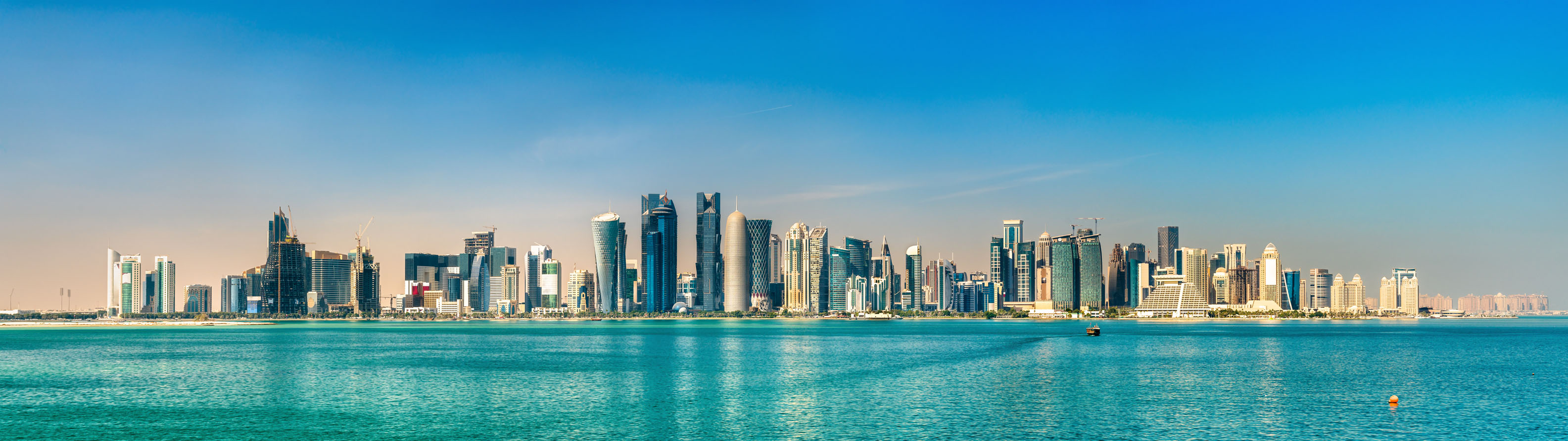 Blick vom Wasser auf die Hohhäuser von Doha