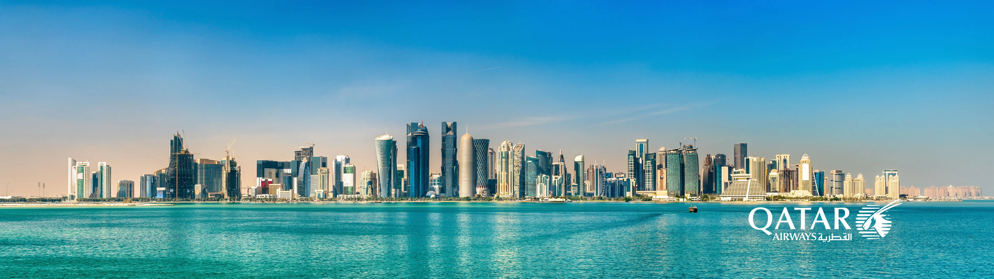 Blick vom Wasser auf die Hohhäuser von Doha
