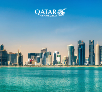 Blick vom Wasser auf die Hohhäuser von Doha