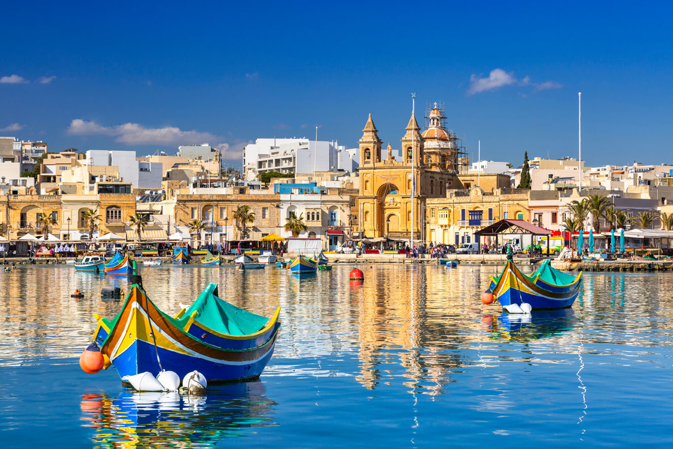 Blick vom Wasser auf Marsaxlokk Fischerbote im Hafen von Marsaxlokk