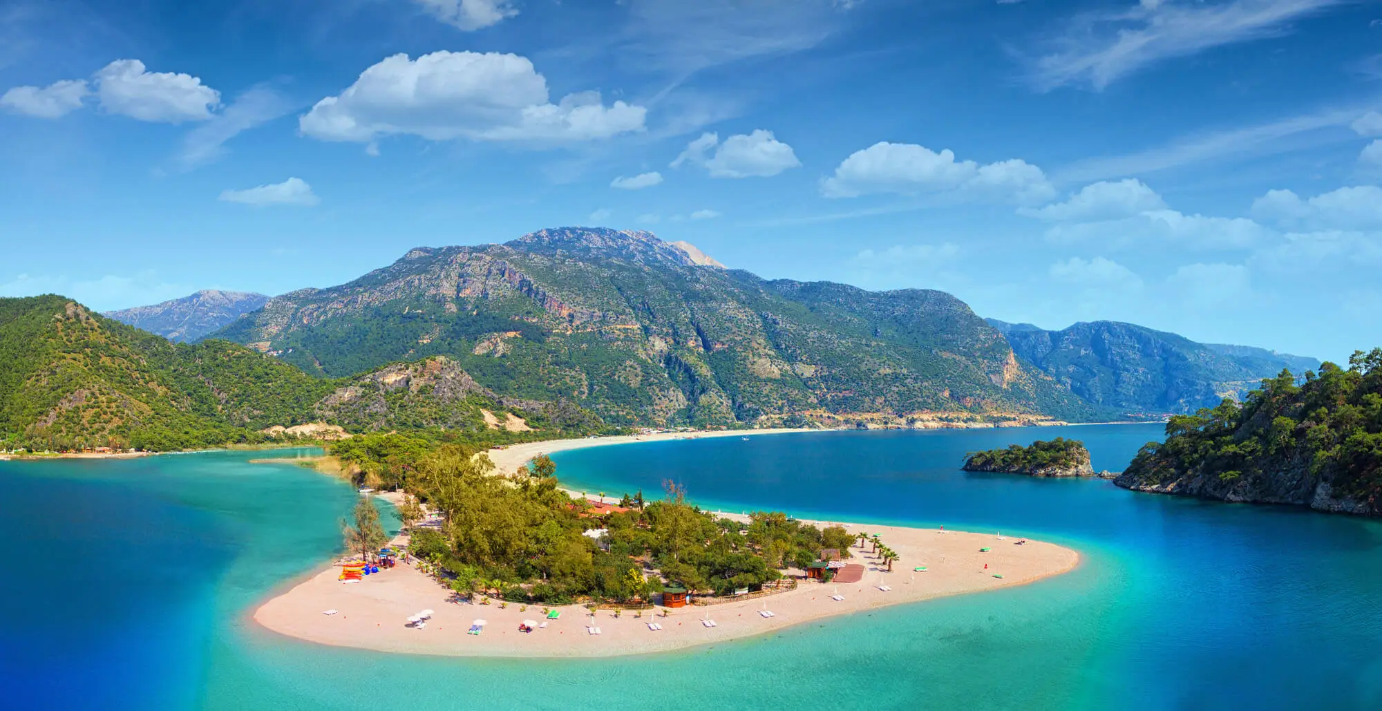 Weißer Strand und blaues Meer in Ölüdeniz, Fethiye