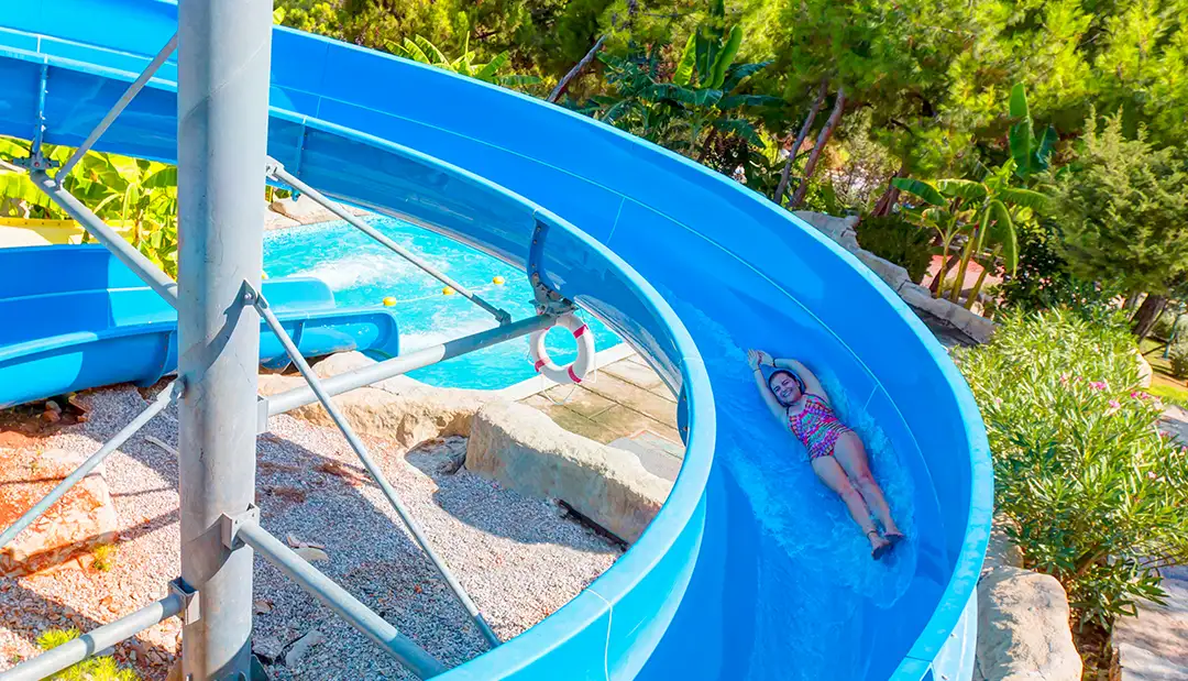 Mädchen vergnügt beim Rutschen in Aquapark